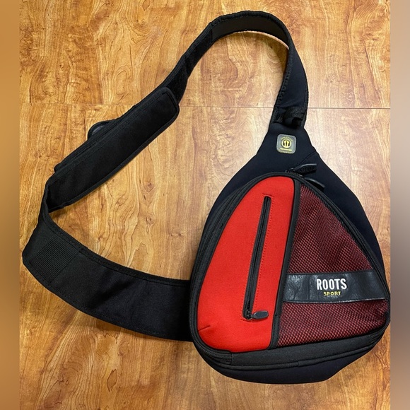 Roots Sport red & black sling back bag - Picture 1 of 12